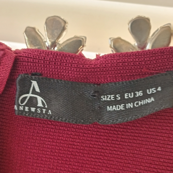 Elegant Red Dress with Floral Embellishments - Picture 6 of 9